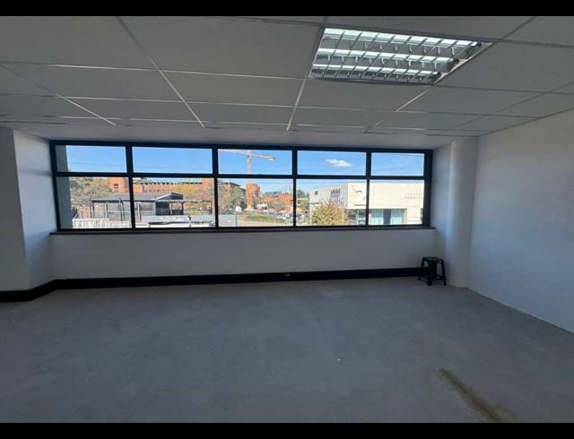 105M² SHOWROOM TO LET IN KRAMERVILLE